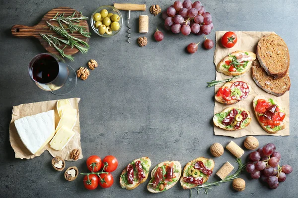 Vino con sabrosa bruschetta — Foto de Stock