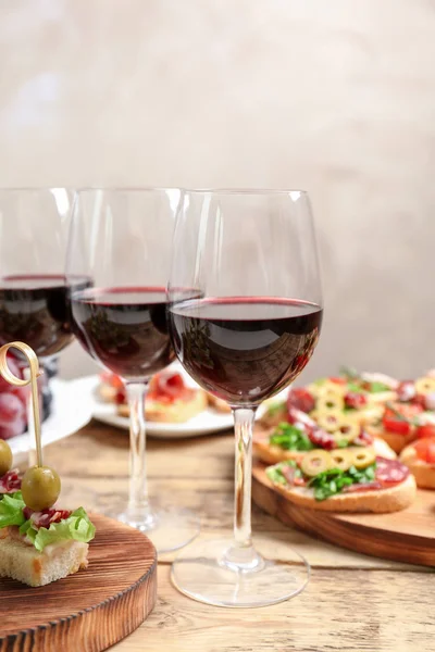 Wein mit leckerer Bruschetta — Stockfoto