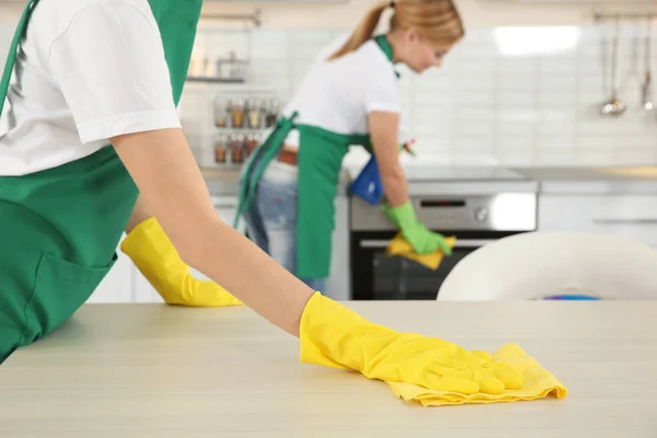 Haushaltsteam Putzt Küche — Stockfoto