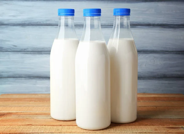 Flessen van smakelijke melk — Stockfoto