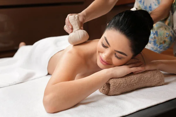 Hermosa joven recibiendo masaje en el salón de spa — Foto de Stock