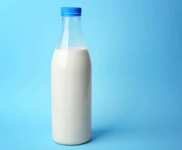 Botella de sabrosa leche — Foto de Stock