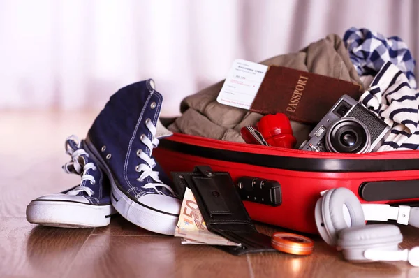 Offener Koffer mit Reisezubehör — Stockfoto