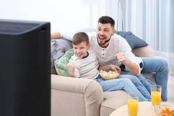 Ojciec i syn, oglądanie piłki nożnej na Tv w domu — Zdjęcie stockowe