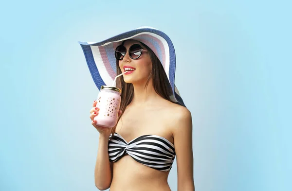 Kvinna med mjölk shake — Stockfoto