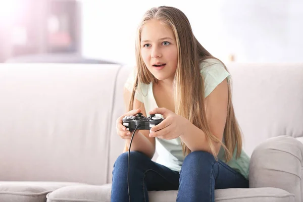 Teenager playing videogame — Stock Photo, Image