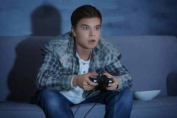 Adolescente jugando videojuego — Foto de Stock