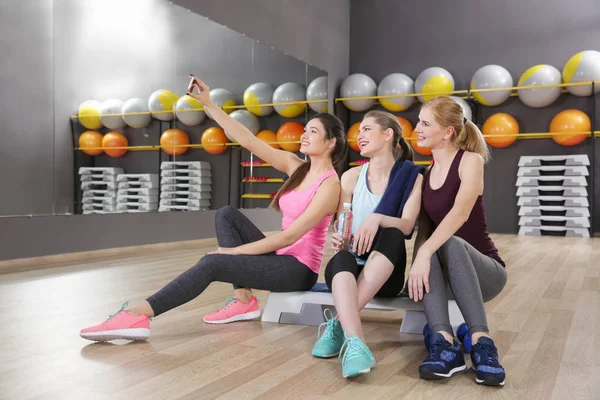 Mujeres jóvenes tomando selfie en el gimnasio —  Fotos de Stock