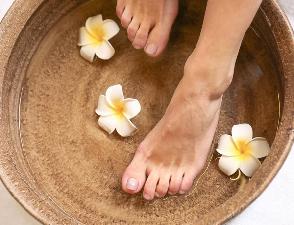 Tratamento dos pés femininos — Fotografia de Stock