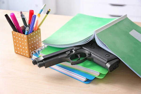 Skolan brevpapper och gun på bordet i klass — Stockfoto