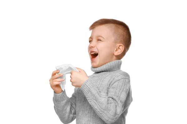 Niño pequeño estornudando en tejido — Foto de Stock