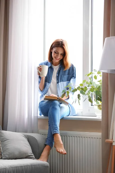 Jovem mulher leitura livro — Fotografia de Stock