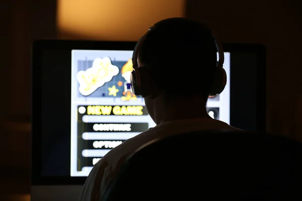 Teenager Spiller Computerspil Hjemme Sent Aftenen - Stock-foto