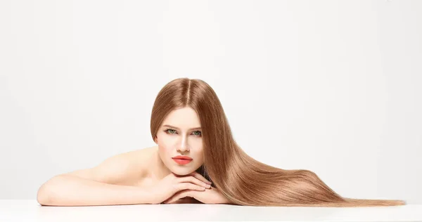 Frau mit schönen langen Haaren — Stockfoto