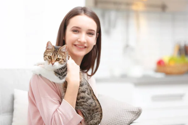 Vacker ung kvinna med söt katt hemma — Stockfoto