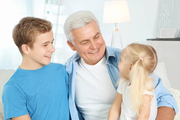 Schattige Kinderen Met Grootvader Zittend Bank Woonkamer — Stockfoto