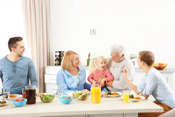 Mutlu Aile Mutfakta Yemek — Stok fotoğraf