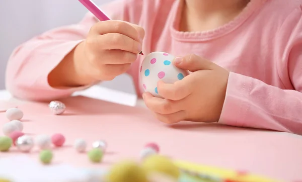 Girl decorating egg — Stock Photo, Image