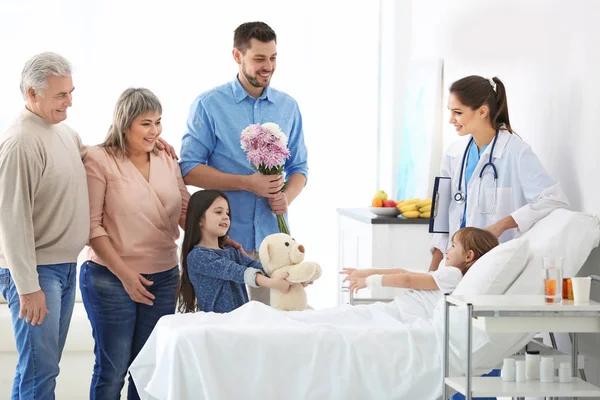 Familia Visitando Niña Hospital —  Fotos de Stock