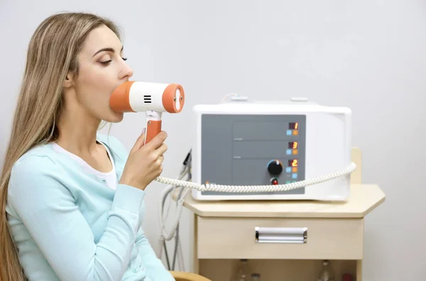 Jonge vrouw die een behandeling in moderne kliniek — Stockfoto