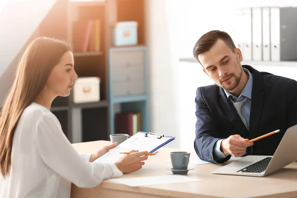 HR manager wywiadów młody człowiek w biurze — Zdjęcie stockowe