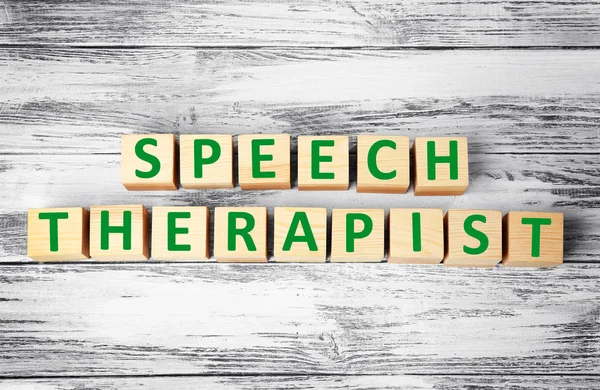 Кубы с текстом SPEECH THERAPIST — стоковое фото