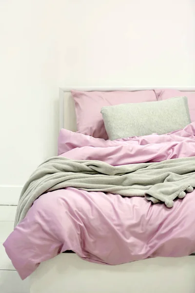 Современная спальня с уютной двуспальной кроватью — стоковое фото