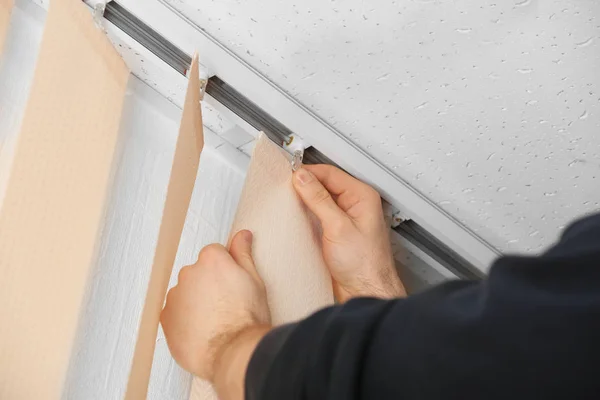 Hands installing blinds — Stock Photo, Image