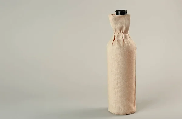 Wine bottle in gift linen pouch — Stock Photo, Image