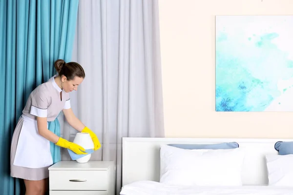 Kamermeisje schoonmaak lamp — Stockfoto