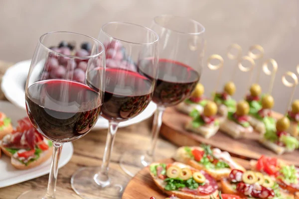 Lezzetli bruschetta ile şarap — Stok fotoğraf