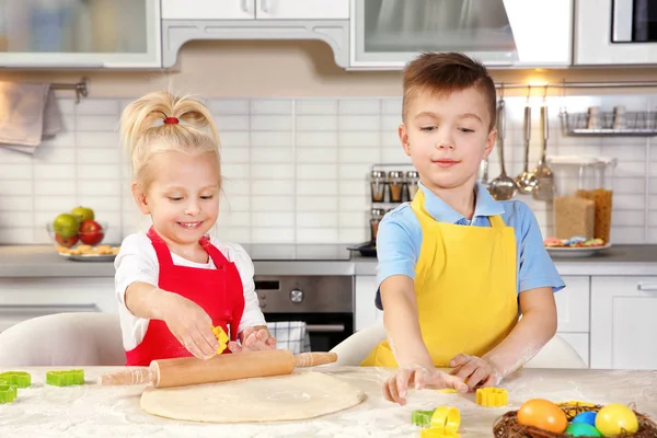 Crianças Pequenas Bonitos Fazendo Biscoitos Páscoa Cozinha — Fotografia de Stock