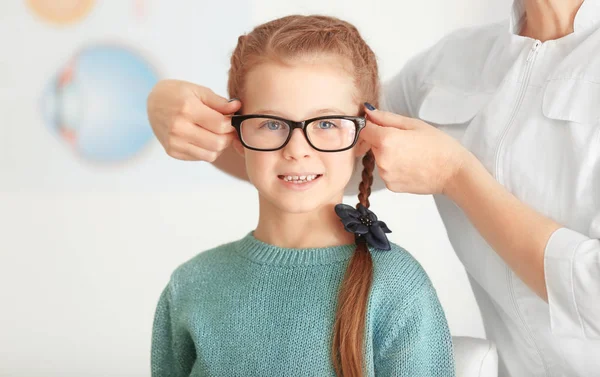 Schattig klein meisje in de oogarts kantoor — Stockfoto