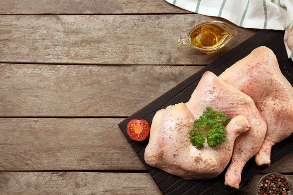 Raw chicken legs with spices — Stock Photo, Image