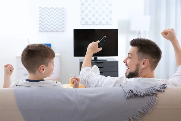 Ojciec i syn, oglądanie sportu w Tv w domu — Zdjęcie stockowe