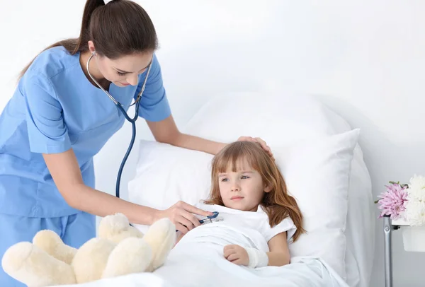 Доктор Відвідує Маленьку Дівчинку Лікарняній Кімнаті — стокове фото