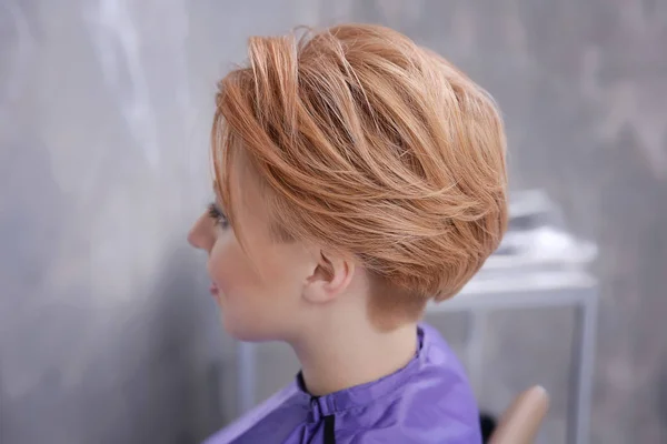 美容院でトレンディな髪型を持つ若い女性 — ストック写真