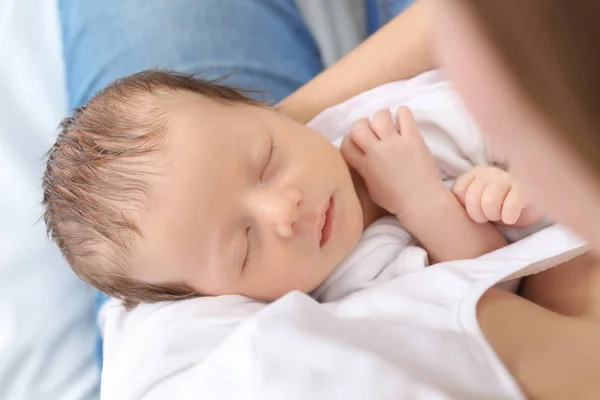 Schattige slapende baby — Stockfoto