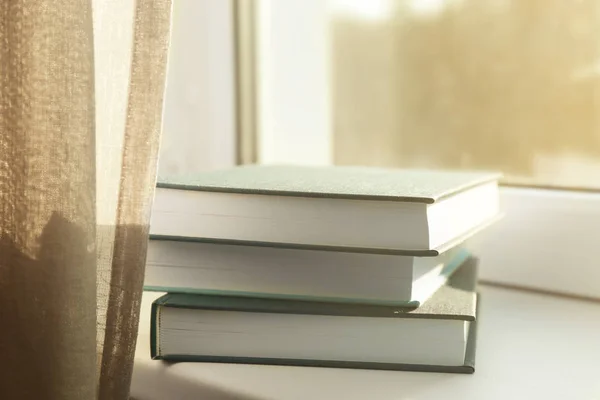 Stapel boeken op vensterbank — Stockfoto