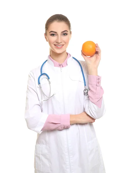 Молодая женщина диетолог на белом фоне — стоковое фото