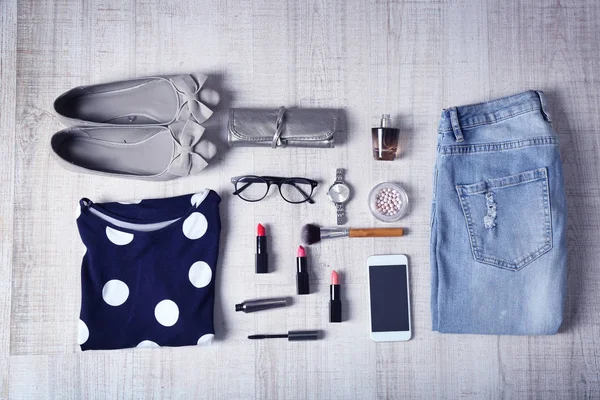 Flat lay conjunto de roupas masculinas e femininas — Fotografia de Stock