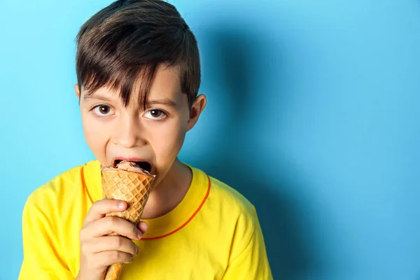 Симпатичный Мальчик Мороженым Синем Фоне — стоковое фото