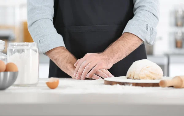 Man preparing pasta — Stock Photo, Image