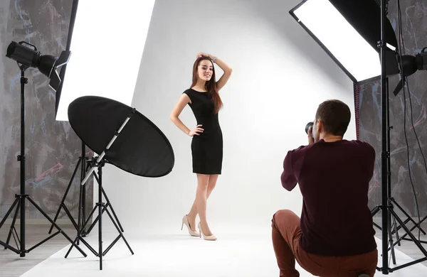 Photographer working with model — Stock Photo, Image