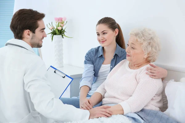 Bella ragazza con la nonna in visita medico — Foto Stock