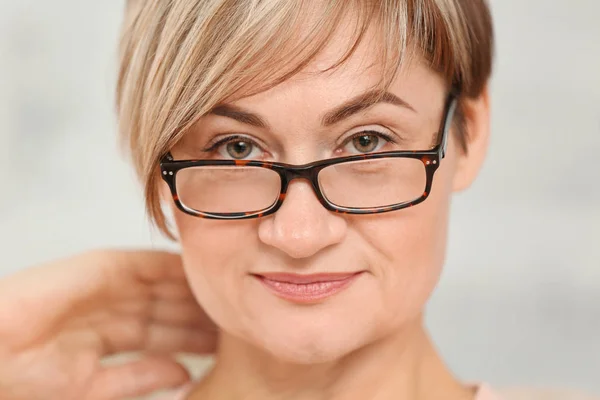 Mujer con gafas en casa — Foto de Stock