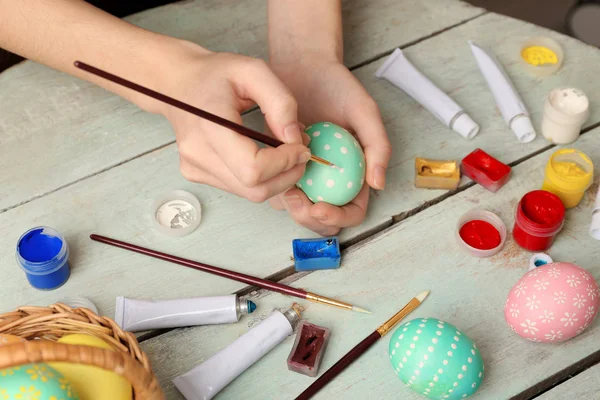 Mãos femininas pintando ovos de Páscoa — Fotografia de Stock