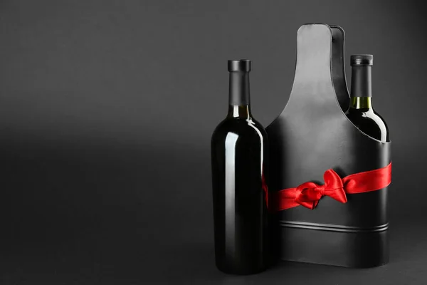 Weinflaschen und schwarze Geschenkbox — Stockfoto
