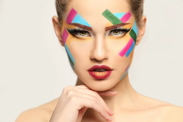 Junge Frau mit kreativem Make-up — Stockfoto