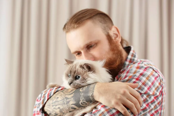 Young Bebaarde Man Met Pluizige Kat Onscherpe Achtergrond — Stockfoto